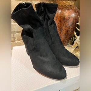EUC~ Candies Fans Black Faux Suede Block
Heel Ankle Booties Size 10, 3.5”heel